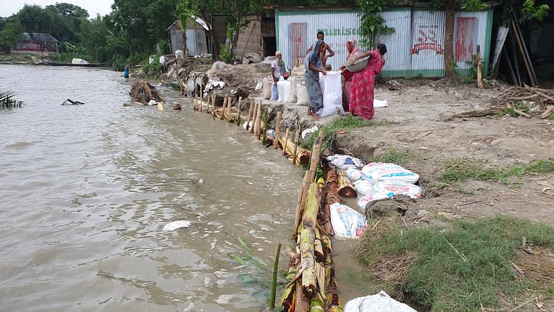 দৌলতদিয়ার ৬ ও ৭ নম্বর ফেরিঘাটের মধ্যবর্তী স্থান চাঁদ খানপাড়া ও ছাত্তার মেম্বার পাড়ায় ভাঙন থেকে রক্ষা পেতে স্থানীয়রা বালুর বস্তা ফেলছেন